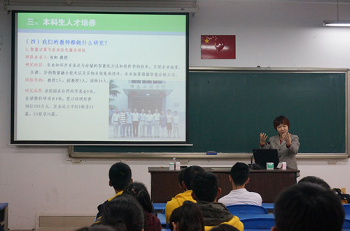 李院长为重庆八中学生作报告