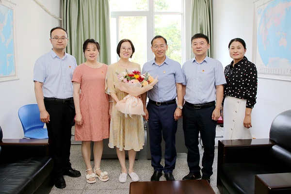 7ede376a33984da2af8933a076516ffa.jpg 闫祖书看望慰问信息学院杨沛副教授 - 副本.jpg